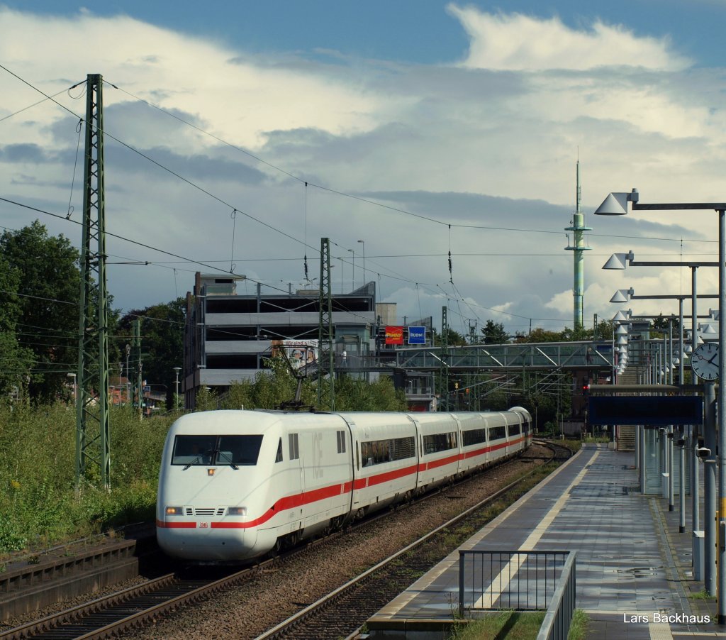 Auf dem Weg ins Rheinland durchfhrt ein ICE 1 den Bahnhof von Buchholz (Nordheide) Richtung BRemen Hbf. Aufgenommen am 28.08.10.