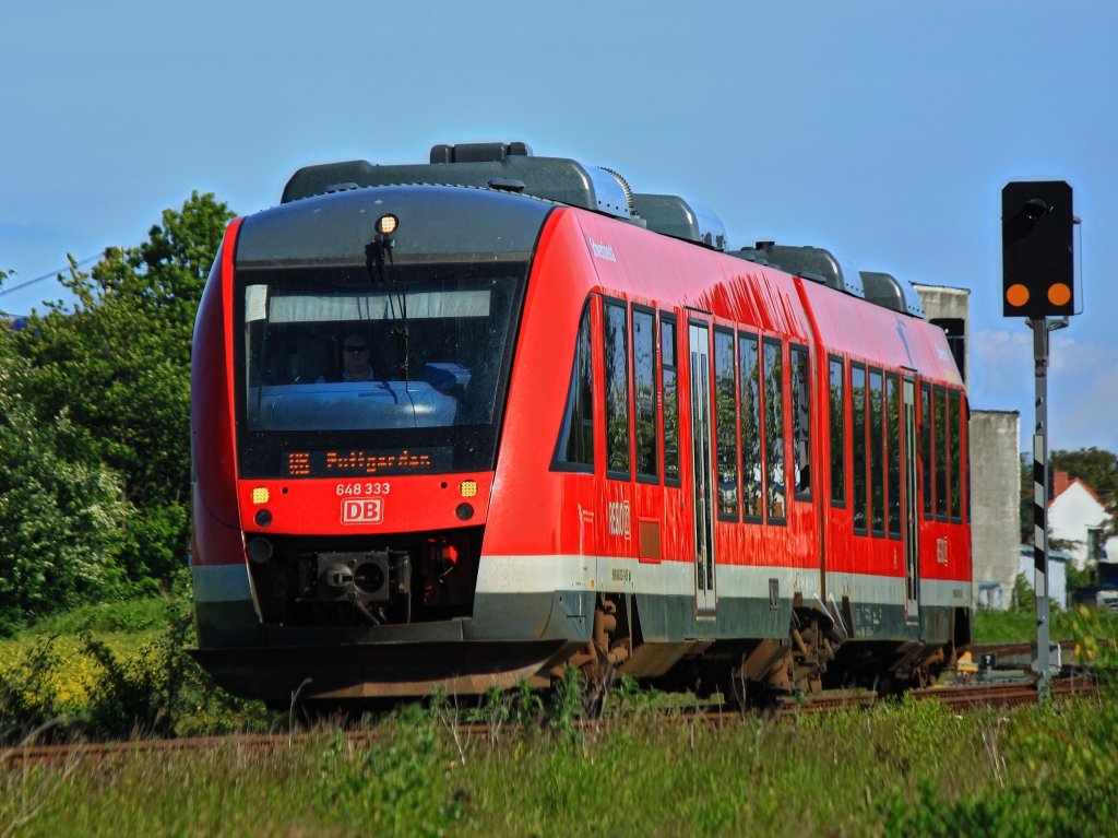 Auf dem Weg von Lbeck nach Puttgarden hat 648 333 am 04.06.2013 den Bahnhof Burg auf Fehmarn verlassen.