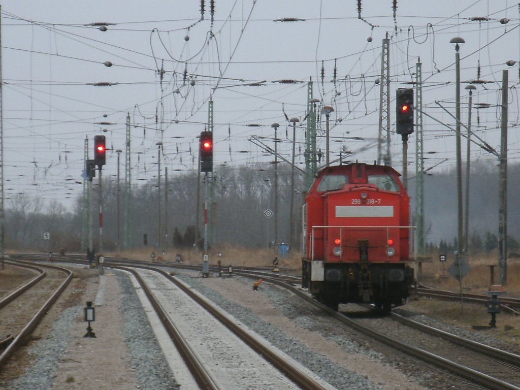 Auf dem Weg von Mukran nach Stralsund mute 298 318,am Ausfahrsignal  E  in Bergen/Rgen,am 09.Mrz 2012,warten weil der Blockabschnitt bis Samtens noch nicht frei war.
