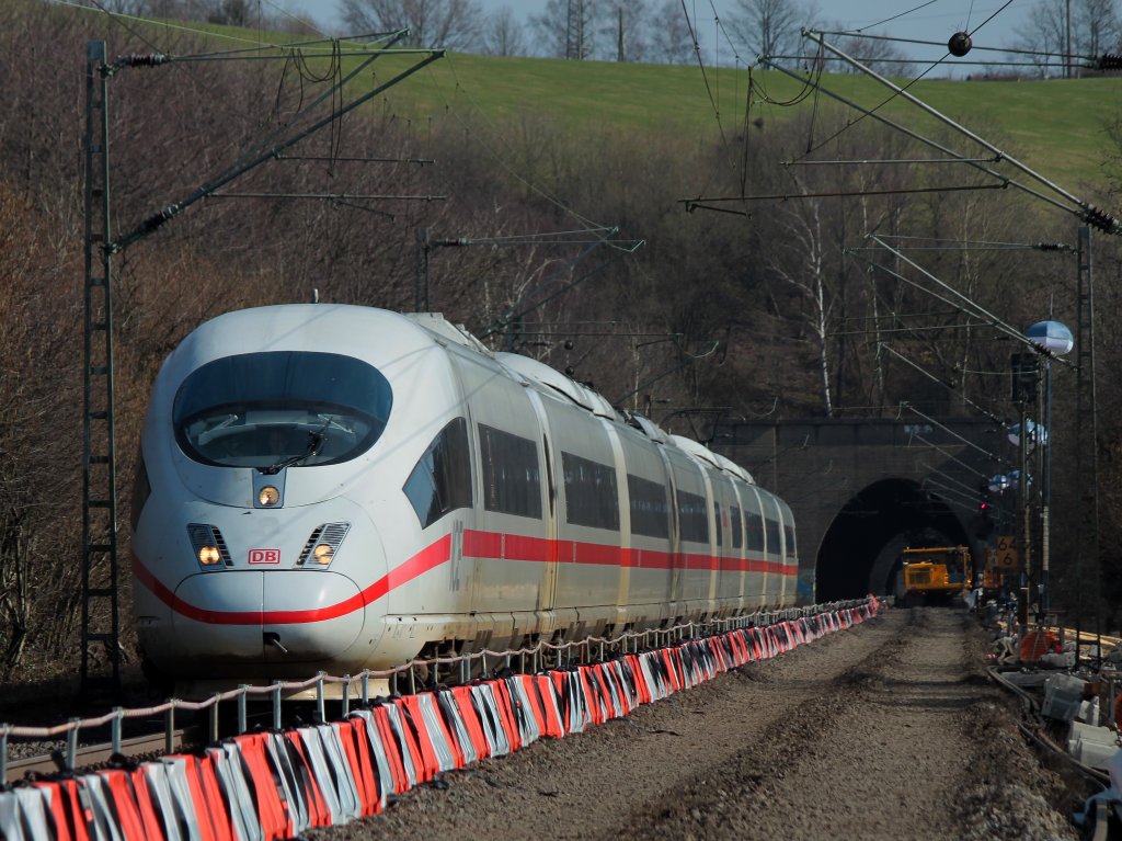 Auf dem Weg nach Aachen fhrt ICE 406 002-6 am 09.03.2012 auf der KBS 480 an der Baustelle in Eilendorf vorbei. Hier wird das Gleis Richtung Kln ausgetauscht. Im Hintergrund sieht man einen Raupendumper, der den Gleisschotter aus den Tunnel fhrt. Das Bild wurde vom Bahnsteigende in Eilendorf gemacht.