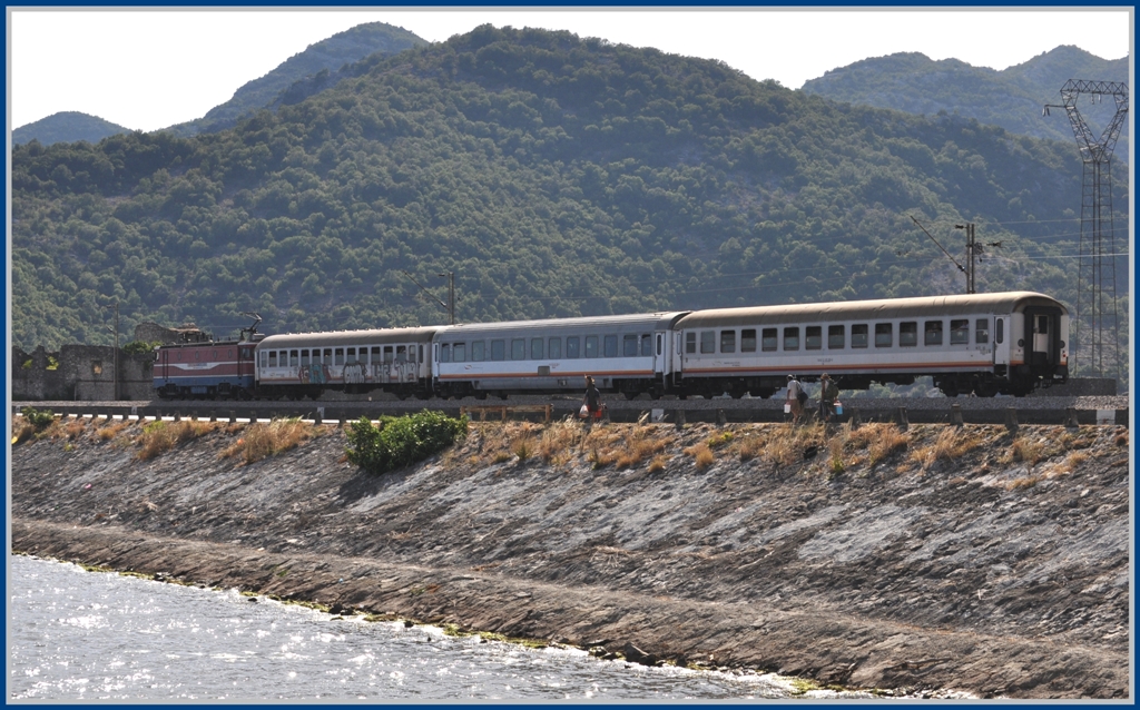 Auf dem Weg nach Bar berquert ein Regio mit einer 461 den Damm von Lesendro am Skutariesee. (21.06.2012)