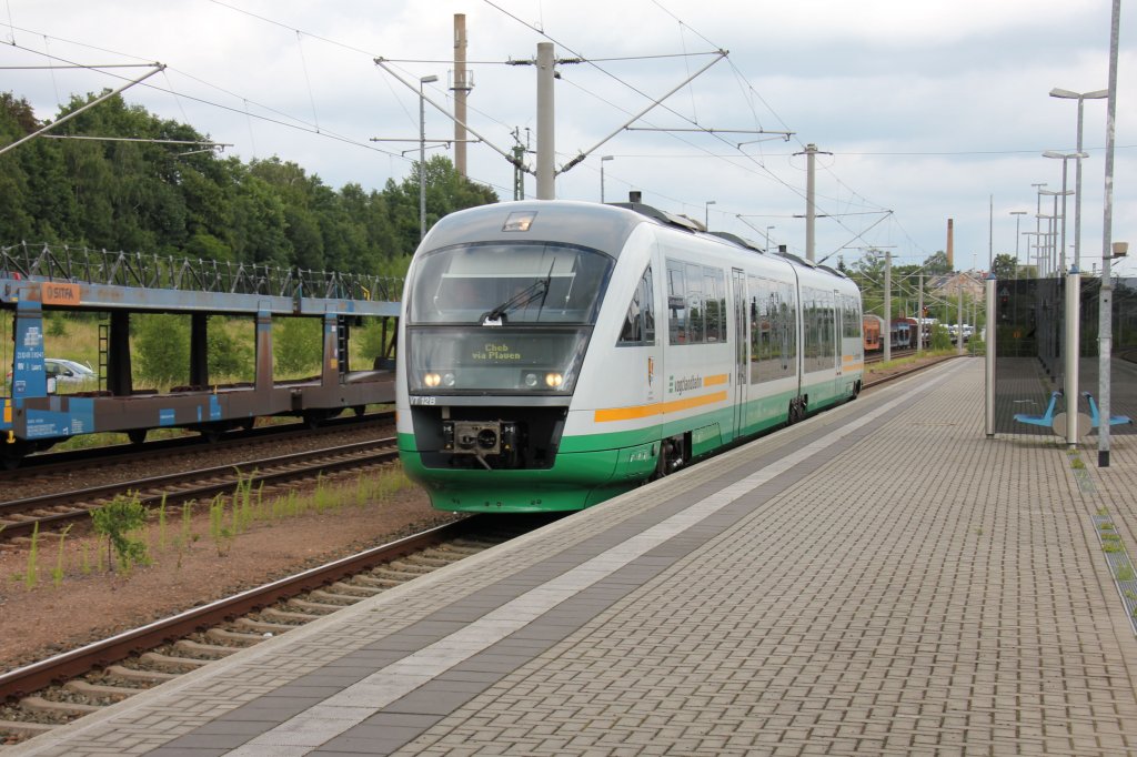 Auf dem Weg nach Cheb,fhrt VT12 in den oberen Bahnhof von Reichenbach(Vogtl.)ein.26.06.2011.