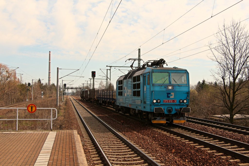 Auf dem Weg nach Dresden-Friedrichstadt durchfht 372 010-9 mit einem kurzen gemischten Gterzug am Haken Dresden-Strehlen. 15.04.13
