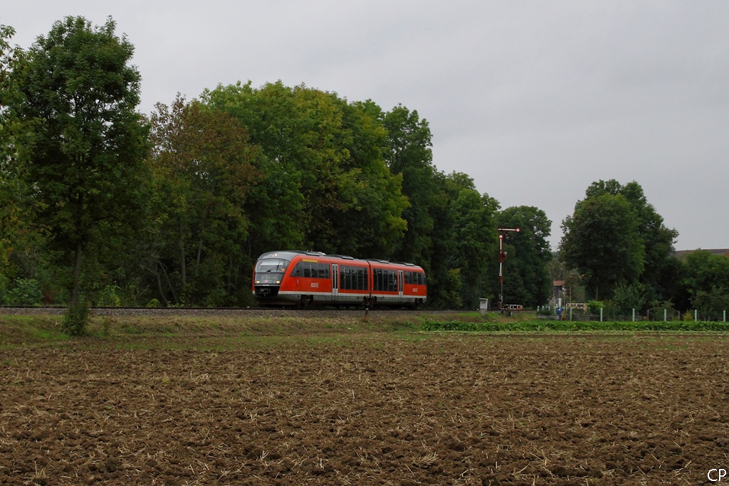 Auf dem Weg nach Erfurt fhrt 642 063 am Einfahrsignal des Bahnhofs Wasserthaleben vorbei. (2.10.2010)