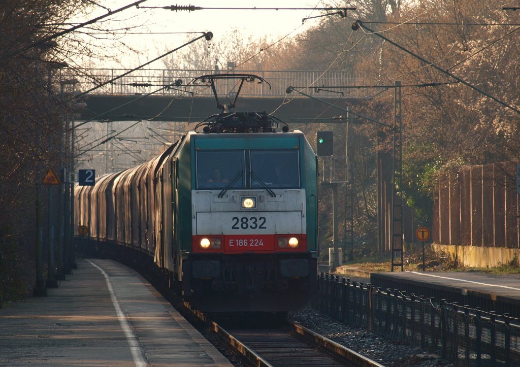 Auf dem Weg nach Gremberg zieht Cobra 186 224 (2832) am 03.03.2011 ihre Last ber die KBS 480 durch Eilendorf.