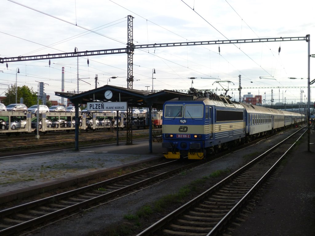 Auf dem Weg nach Prag, hielten wir am 26.08.12 in Plzen. Da kam uns der Gegenzug nach Cheb entgegen, mit 363 108-2. Foto machte ich aus dem Zug.
