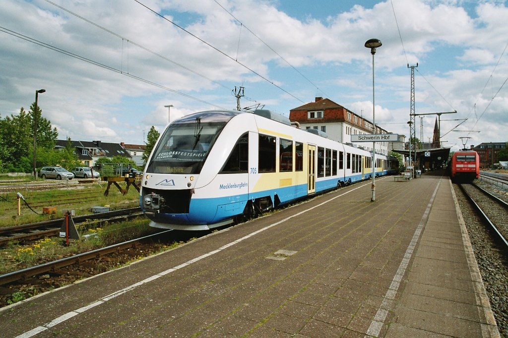 Auf dem Weg nach Rehna machen sich im Jahr 2005 dei beiden TW 705 und 706 der Mecklenburgbahn ( OLA ) als Doppeltraktion von Schwerin HBF aus auf ihren Weg