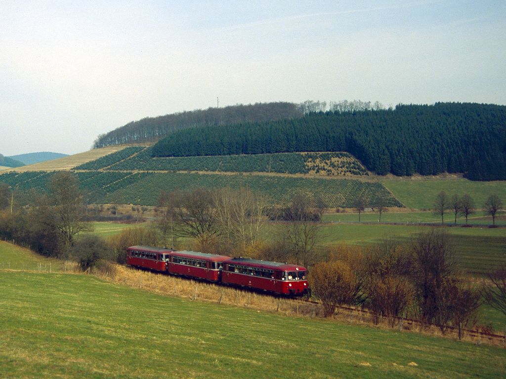 Auf dem Weg nach Schmallenberg entstand bei Frielinghausen diese Aufnahme des 796 690, 996 299 und 796 802 am 08.02.1998