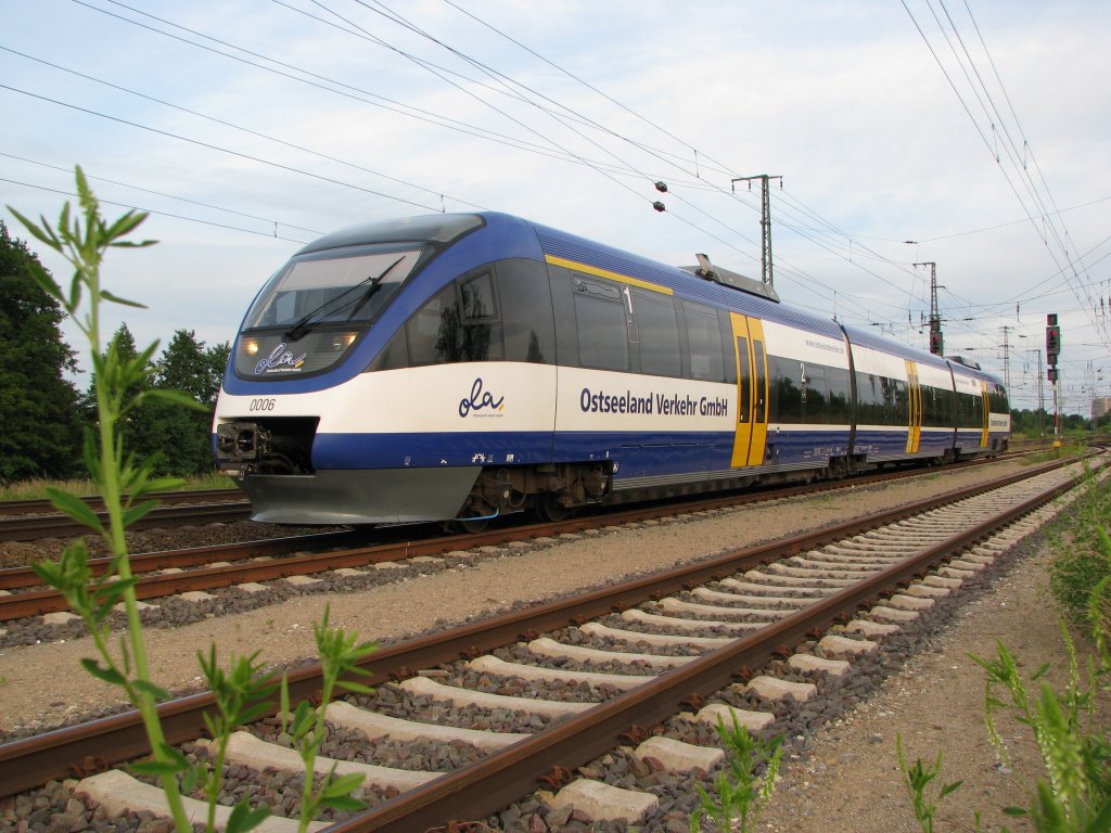 Auf dem Weg von Plate nach Schwerin HBF durchfhrt der Talent der OLA den Bahnhof Schwerin Grries am 17.06.2009