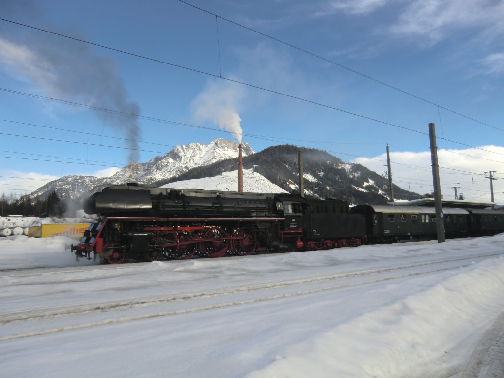 Auf dem Weg von Saalfelden nach Wrgl, legte 01 1533 einen Zwischenhalt im Bahnhof von Hochfilzen ein. Am 8. Januar war dieser Sonderzug
durch die winterliche Alpenlandschaft unterwegs.