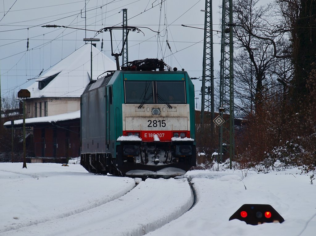 Auf dem Weg zu einem abgestellten Kesselzug rollt Cobra 186 207 (2815) aus dem Abstellgleis durch den tiefverschneiten Gterbereich in Aachen West. Die Lok wird gleich den Zug ber die Rampe der Montzenroute zum Gemmenicher Tunnel nach Belgien schleppen.