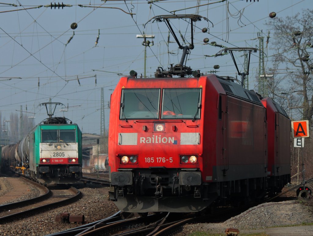 Auf dem Weg zu einen Kesselzug rangieren 185 176-5 und 185 052-8 am 14.03.2012 in Aachen West. Cobra 185 197 (2805) wartet auf dem Nachbargleis auf Abfahrt nach Belgien.