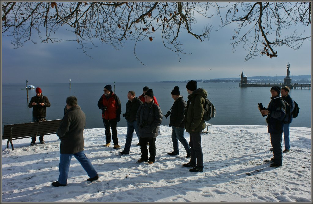 Auf dem Weg zum Gruppenbild;whrend die anderen noch ein wenig zgern,schreitet Werner zgig voran.
(08.12.2012)