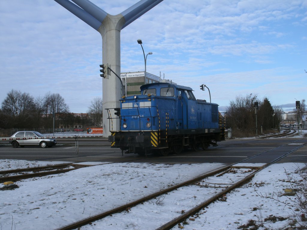 Auf dem Weg zum Stralsunder Hafen berquerte PRESS 346 025,am 24.Januar 2013,den Bahnbergang am Bahnhof Stralsund Rgendamm.
