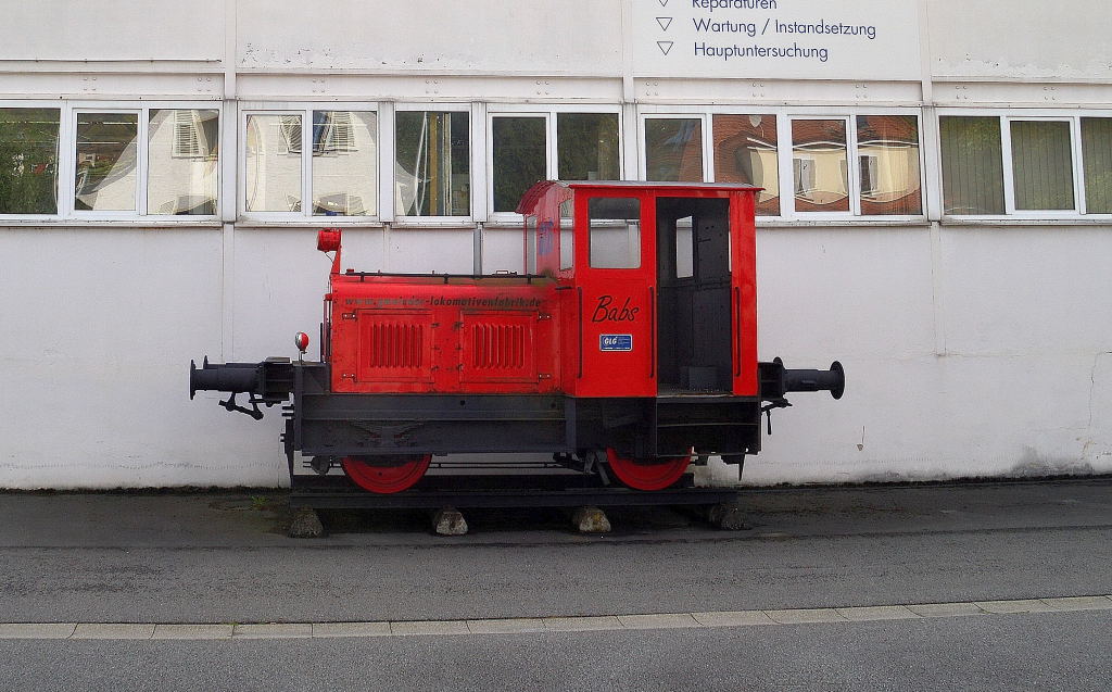 Auf dem Werksgelnde der Firma Gemeinder in Mosbach/Baden steht diese kleine Werkslok mit dem Namen Babs.......man kann sie von der Anton-Gemeinder-Strae aus bewundern und fotografieren. Mosbach den 22. September 2012