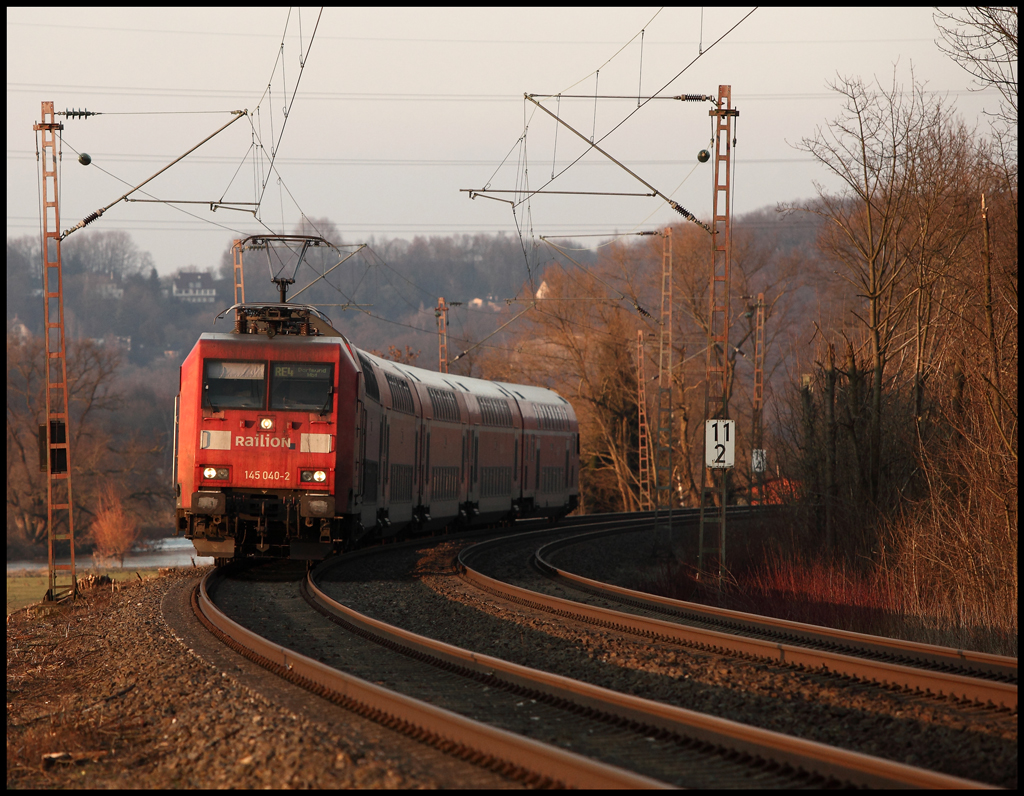 Auf dem  WUPPER-Express  knnen die 145er zeigen was sie knnen.... Hier ist 145 040 (9180 6145 040-2 D-DB)  RaiLioN  mit einem RE4 in Richtung Aachen unterwges. (28.01.2011)