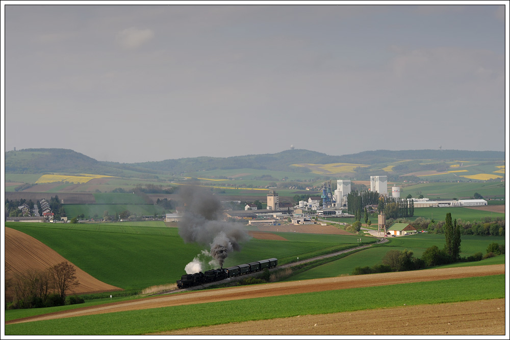 Auf diesem Foto, welches SREX 16173 am 2.5.2010 bei der Retourfahrt nach Wien vom Dritten Oldtimertreffen auf Schiene und Strae in Ernstbrunn zeigt, ist deutlich zu sehen, das 52.4984 keine Leistung abgibt. Schuld war ein Schaden am Blasrohr, der bereits bei der Hinfahrt kurz vor Ernstbrunn aufgetreten ist. Allerdings war der kurze Zug fr 52 100 alleine auch kein Problem. Die Aufnahme entstand kurz nach Ernstbrunn mit Blick auf die Ernstbrunner Kalktechnik GmbH.