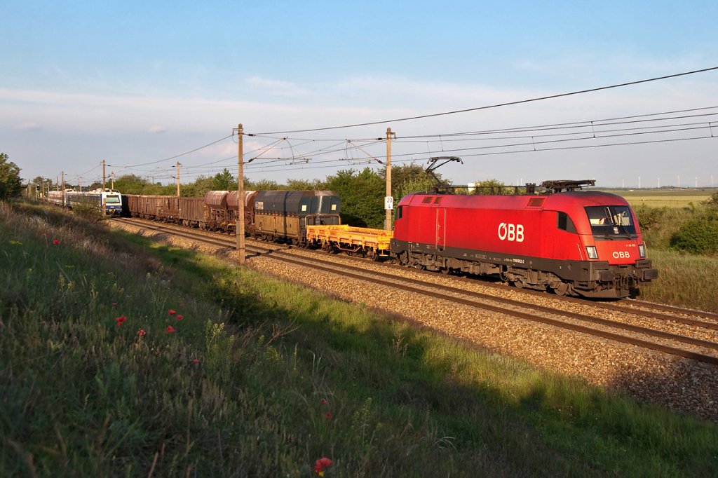 Auf diesem Foto wurde ein  Gegenzugschaden  und ein  Lok im Schatten Schaden  gerade noch verhindert, bevor der  Flachwagenschaden  unbarmherzig zugeschlagen hat;-) Helmahof, am 07.05.2012.
  