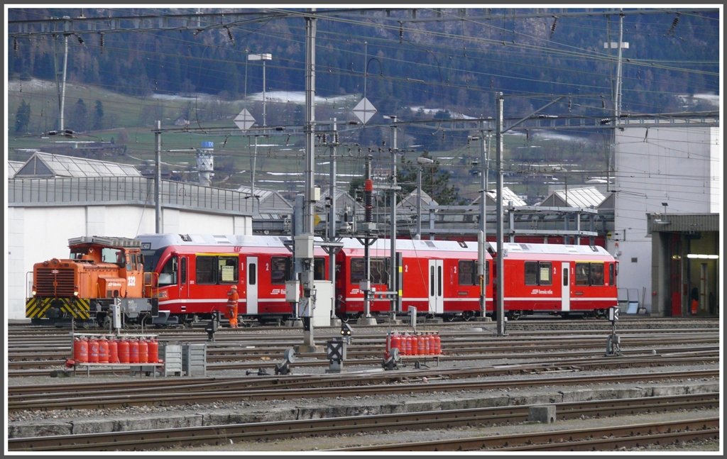 Auf drei Rollschemeln traf der neuste ABe 8/12 3512 in Landquart ein und wird von der Gm 3/3 232 ins Deot geschoben. (06.12.2011)