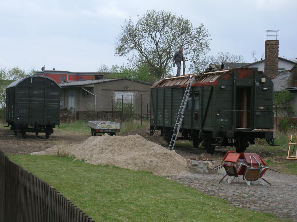 Auf der ehmaligen Ladestrae in Lauterbach stehen diese beiden Bauwohnwagen.Aufnahme vom 12.Mai 2013.
