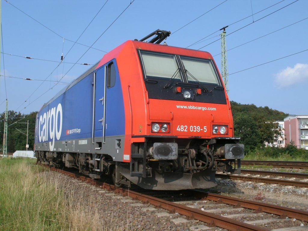 Auf einem Abstellgleis an der Nordeinfahrt von Bergen/Rgen stand am 24.August 2011,die Schweizer Re 482 039.