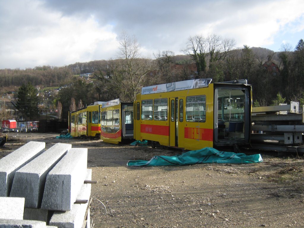 Auf einem Abstellplatz in Mnchenstein ist dieses stark beschdigte Tram der BLT, Tram Nr. 250, abgestellt. Der Grund dafr, dass dieses Tram in einem so schlechten Zustand ist, ist folgender; Am Abend des 02.11.2011 entgleiste das Tram und fuhr in ein Haus (http://bazonline.ch/basel/land/Tram-rammte-Wohnhaus/story/27078280), 04.01.2012.
