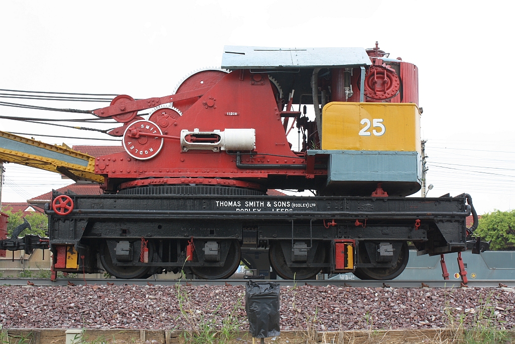 Auf einem eigens dafür errichtetem Podest hat der บปก. 25 (บปก. = B.L.C./Bogie Locomotive Crane, Thomas Smith & Sons - England, Bauj. 1929, Fab.Nr. 11208) nun seinen endgültigen Standort erreicht. Nakhon Lampang Station am 25.Oktober 2011.