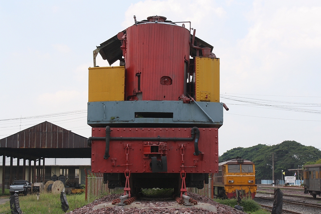 Auf einem eigens dafür errichtetem Podest hat der บปก. 25 (บปก. = B.L.C./Bogie Locomotive Crane, Thomas Smith & Sons - England, Bauj. 1929, Fab.Nr. 11208) nun seinen endgültigen Standort erreicht. Nakhon Lampang Station am 25.Oktober 2011.

