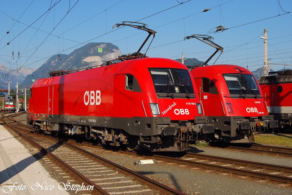 Auf einem Parklatz gegenber des Bahnhofsgebudes konnte 1116 193-2  Manfred  neben der sich ausruhenden 1216 003-4 festgehalten werden,beide Loks glnzten nur so vor sich hin,Wrgl Hbf. (sterreichurlaub 20.08.09) 
