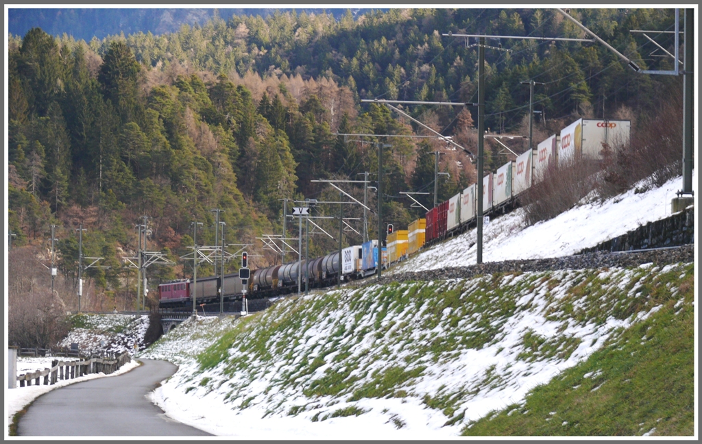 Auf der Engadinerlinie kommt ein langer Gterzug die Rampe von Bonaduz herunter. (22.12.2010)