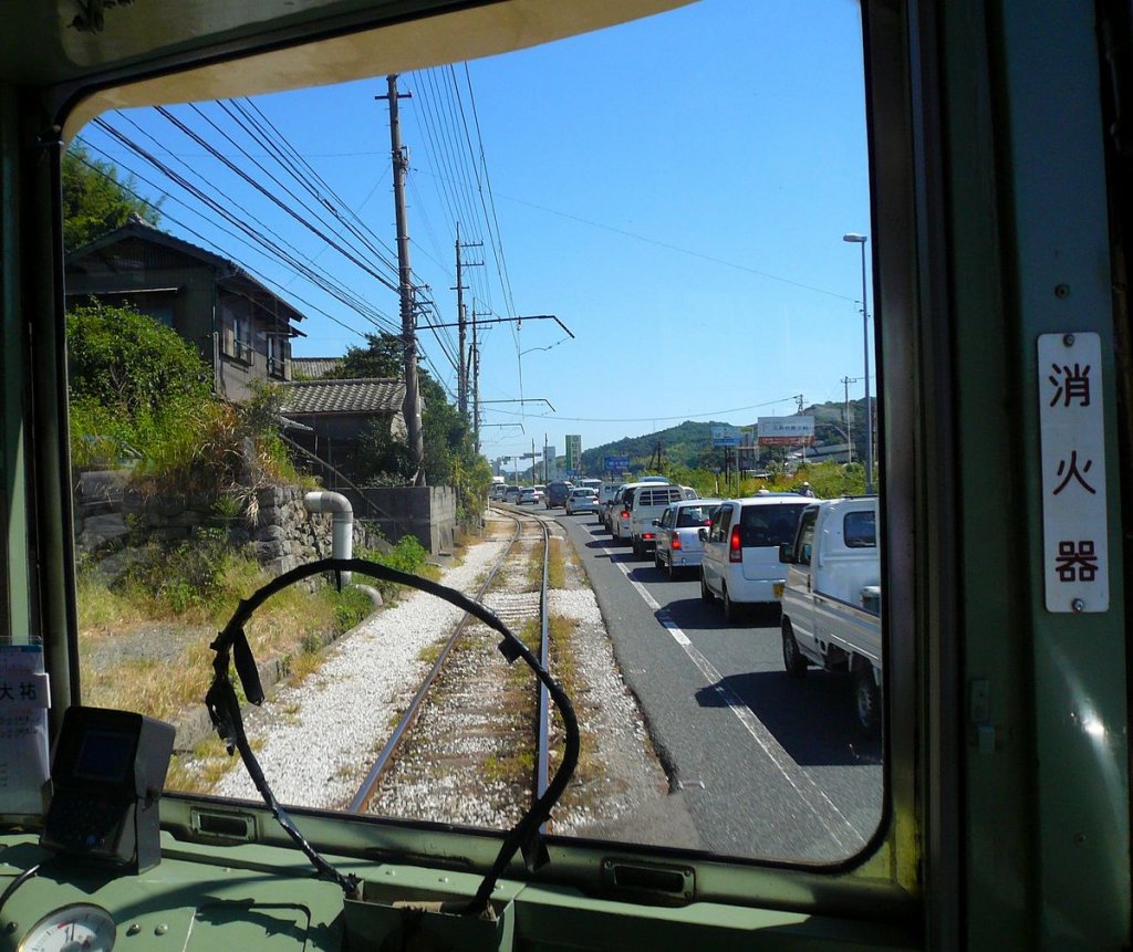Auf der Fahrt ganz im Westen des Netzes (in Ino) ist das an einem grossen Ring befestigte Token zu sehen; dieses Token wird bald bei der Kreuzung mit dem Gegenkurs (Wagen 803) gegen dasjenige ausgetauscht, das der andere Kurs mit sich bringt. 20.September 2009. 