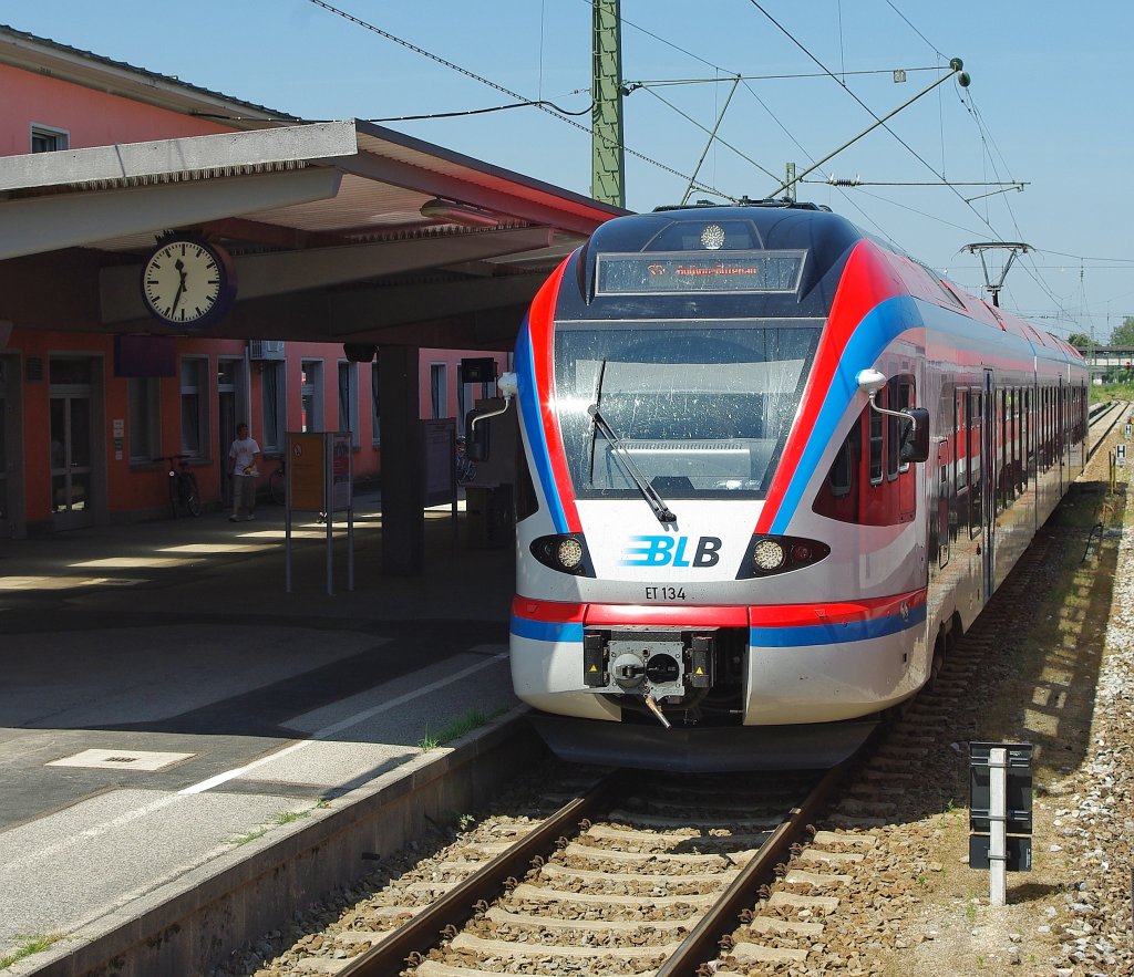 Auf der Fahrt mit einem Regionalzug nach Salzburg konnten wir whrend eines Unterwegs-Haltes ET 134 aus dem Fenster knipsen. Aufgenommen am 12.07.2010.