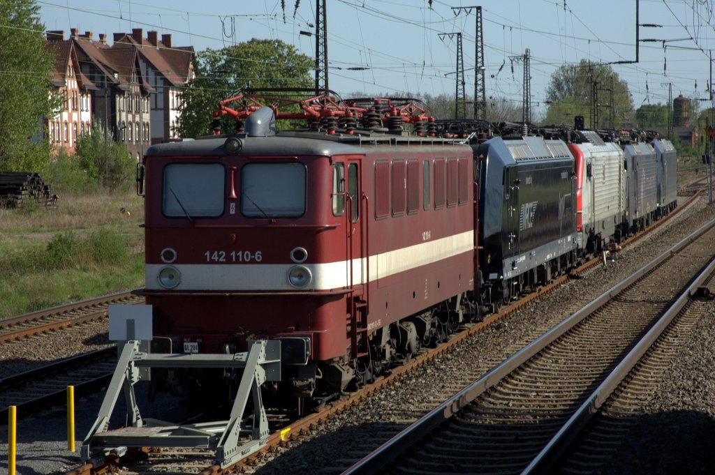 Auf der Fahrt nach Camburg  am 28.04.2012 konnte  diese Lokgruppe in Grokorbetha, hier angefhrt  durch die  142 110-6 gegen 16:40 aufgenommen werden.