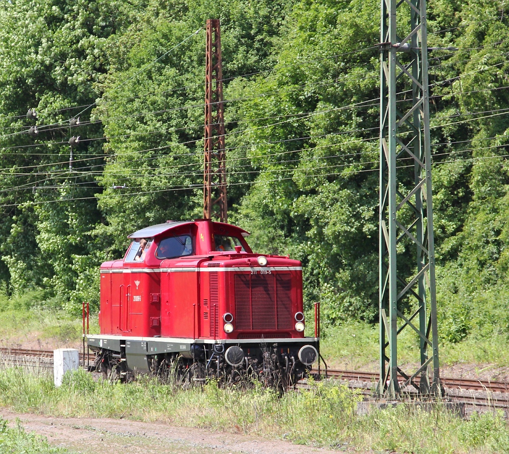 Auf der Fahrt nach Darmstadt-Kranichstein zu den Bahnwelttage am 02.06.2011 musste unser Sonderzug in Elm einen Fahrtrichtungswechsel machen, was ein Umsetzen der Lok zur Folge hatte. So konnte aber das  Zugpferd  211 019-5 einzeln portrtiert werden.