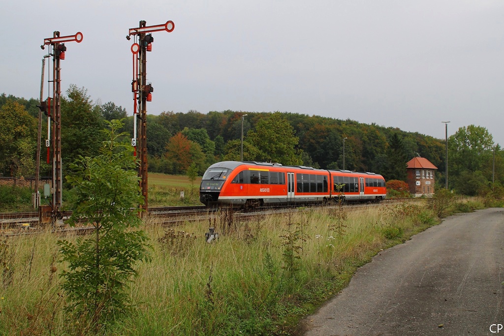 Auf der Fahrt nach Erfurt passiert 642 063 die Ausfahrsignale des Bahnhofs Hohenebra. (1.10.2010)