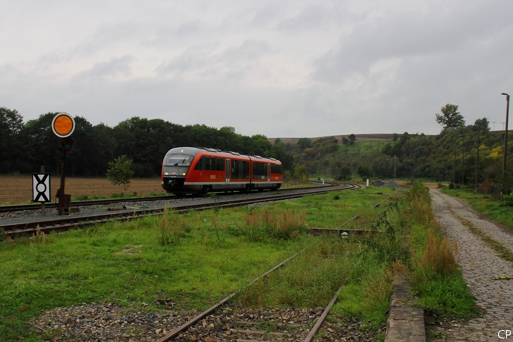 Auf der Fahrt nach Erfurt passiert 642 027 das einzige Formvorsignal der Strecke. (Wasserthaleben am 2.10.2010)