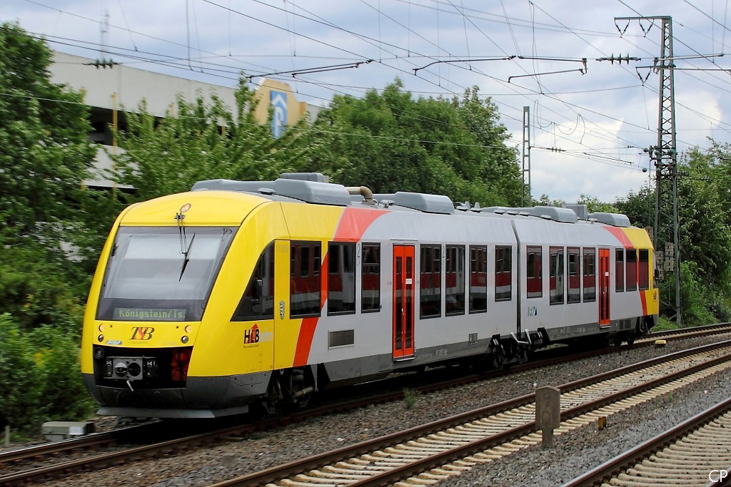 Auf der Fahrt nach Frankfurt begegnete uns der Tw 205 der Taunusbahn, welcher nach Königstein im Taunus fährt. (27.8.2010)
