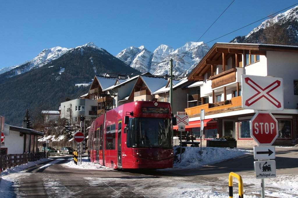 Auf der Fahrt nach Innsbruck wird IVB 351 am 05.01.2011 gleich die Station Telfes erreichen.