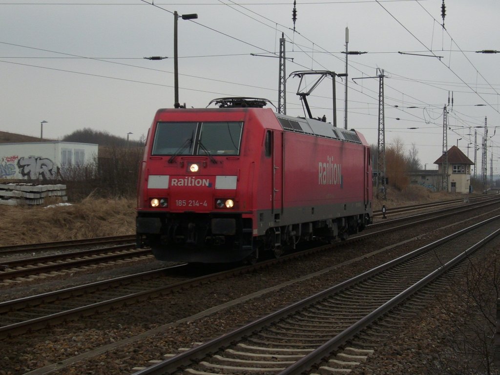 Auf der Fahrt nach Mukran mute 185 214 ,am 19.Mrz 2010,den Bahnhof von Bergen/Rgen durchfahren.