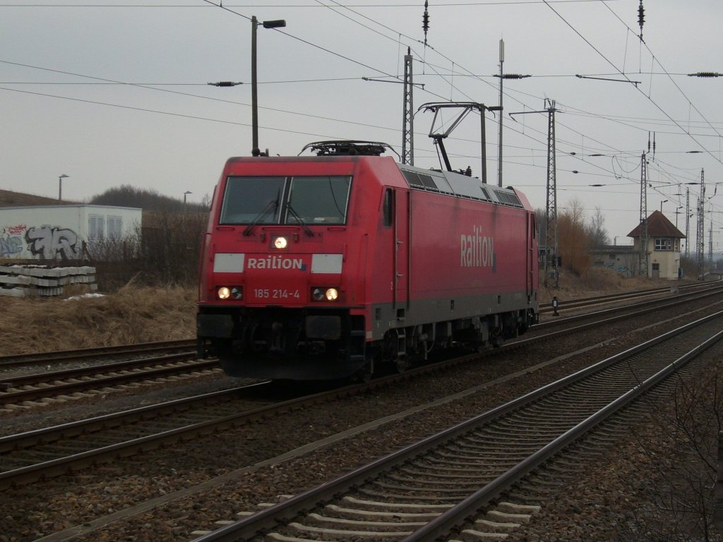 Auf der Fahrt nach Mukran mute 185 214 ,am 19.Mrz 2010,den Bahnhof von Bergen/Rgen durchfahren.
