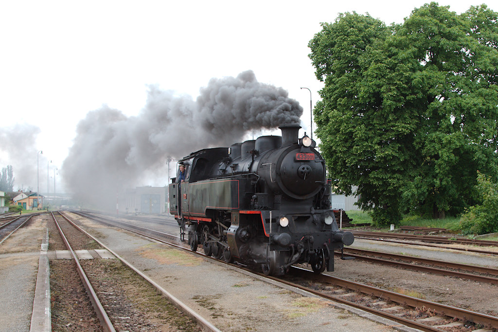 Auf der Fahrt von Retz nach Jemnice musste der Zug in Moravsk Budějovice gewendet werden. Dieses Bild zeigt die Lokomotive 433 001 beim Umfahren des Zugs. (02.06.2013)