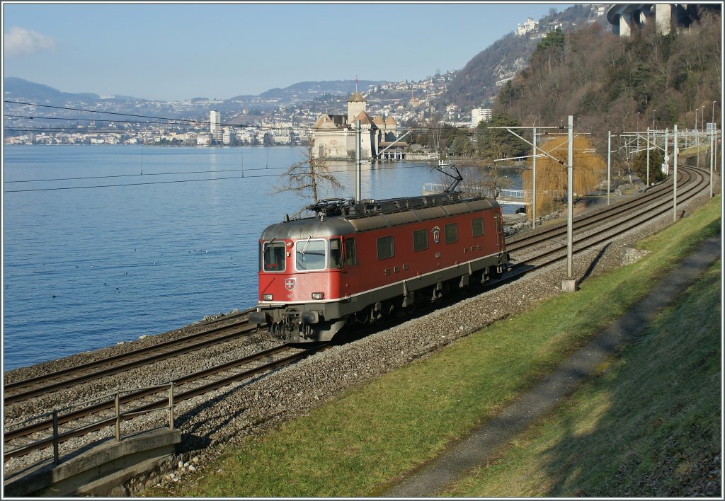 Auf der Fahrt Richtung Wallis: Re 6/6 11621 beim Chteau de Chillon am 3. Januar 2011