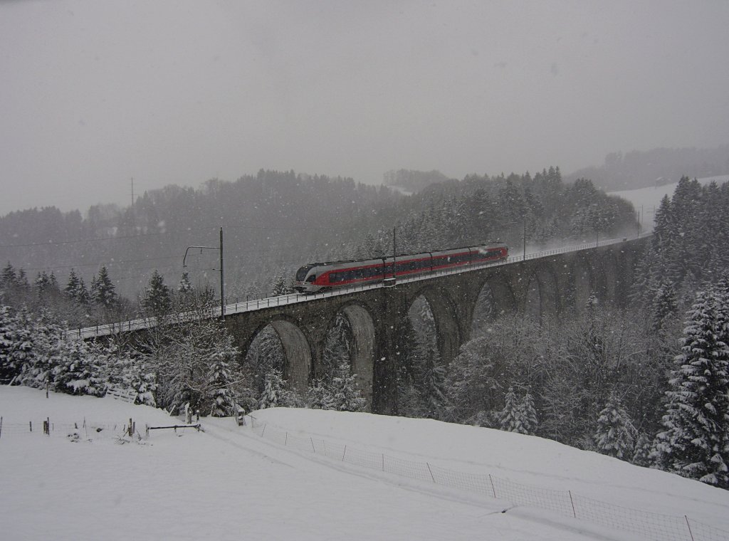 Auf der Fahrt von St. Gallen nach Uznach konnte am 18.12.2011 zwischen Schachen und Degersheim S4 23460 auf dem Weissenbach-Viadukt fotografiert werden.