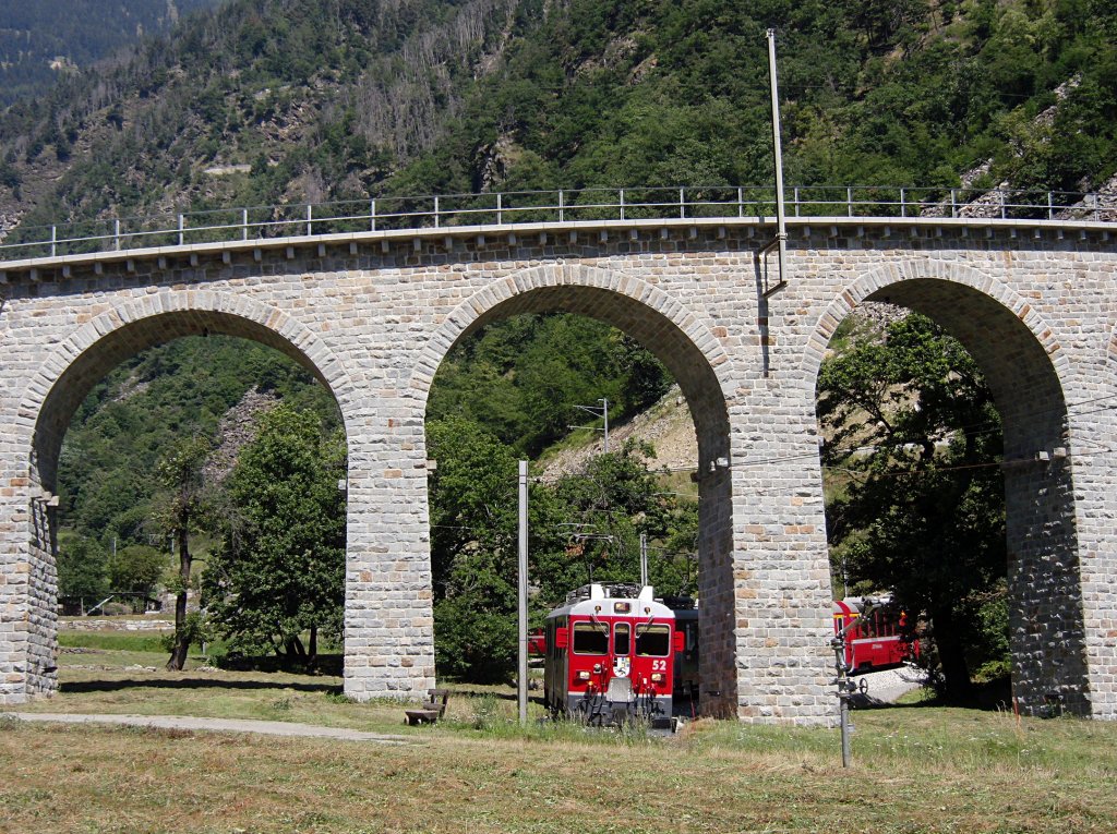 Auf der Fahrt von St. Moritz nach Tirano verlsst am 18.08.2012 der erste Triebwagen des Bernina-Express D 973 den Kehrviadukt bei Brusio.
