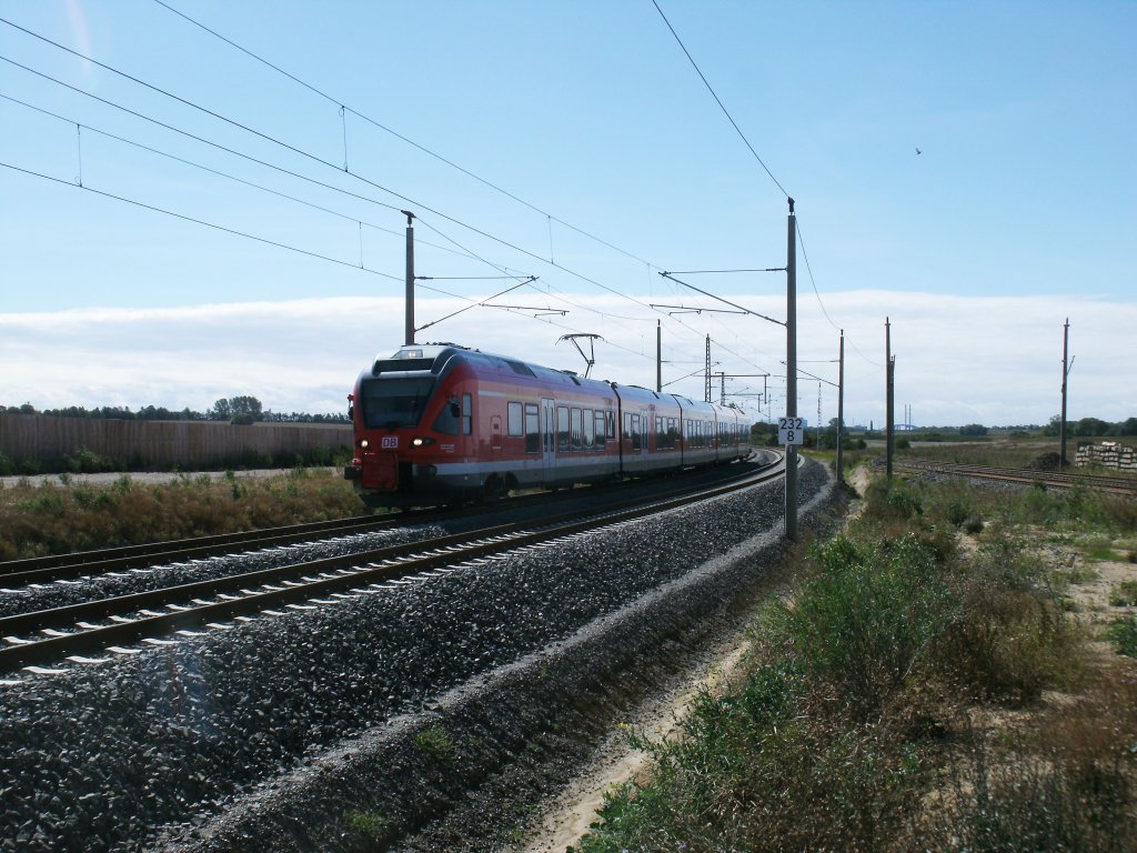 Auf der Fahrt von Stralsund nach Binz fuhr,am 08.September 2012,der RE 13027 bei Scharpitz auf dem neu verlegtem Streckengleis.