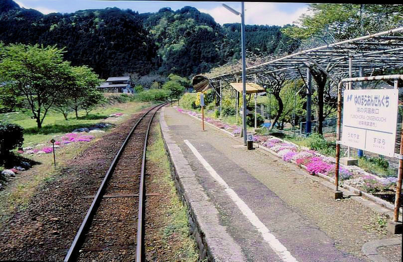 Auf der Fahrt im Triebwagen 301, Haltestelle Yunohora Onsenguchi. Hier knnen Passagiere aussteigen, die sich direkt am Bahnhof in einer heissen Quelle erholen wollen. Langsam frbt sich die Landschaft frhlingshaft. 19.April 2008.
