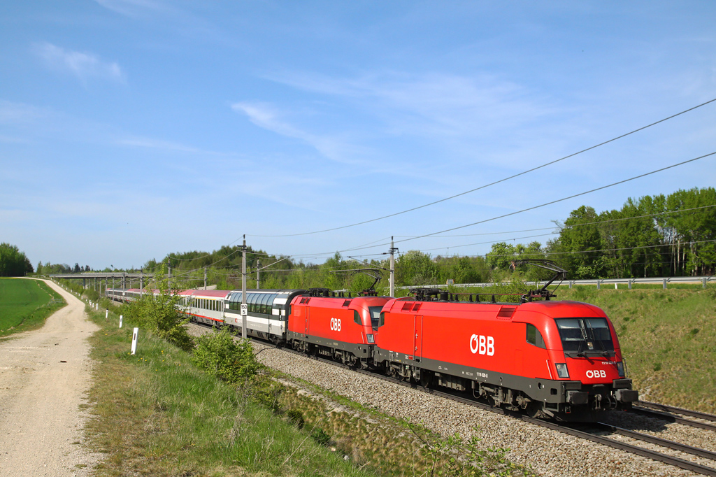 Auf der Fahrt von Zrich HB nach Wien Westbahnhof konnte die 1116.029 vor der 1116.252 am 29. April 2010 auf der Neubaustrecke zwischen St. Valentin und Amstetten, nahe Haag abgelichtet werden.