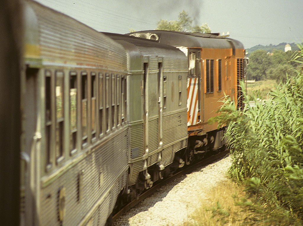 Auf der Fahrt zwischen Lissabon und Faro. Uns zieht eine Diesellok der BR 1800, Juli 1991. HQ-Scan ab Dia.