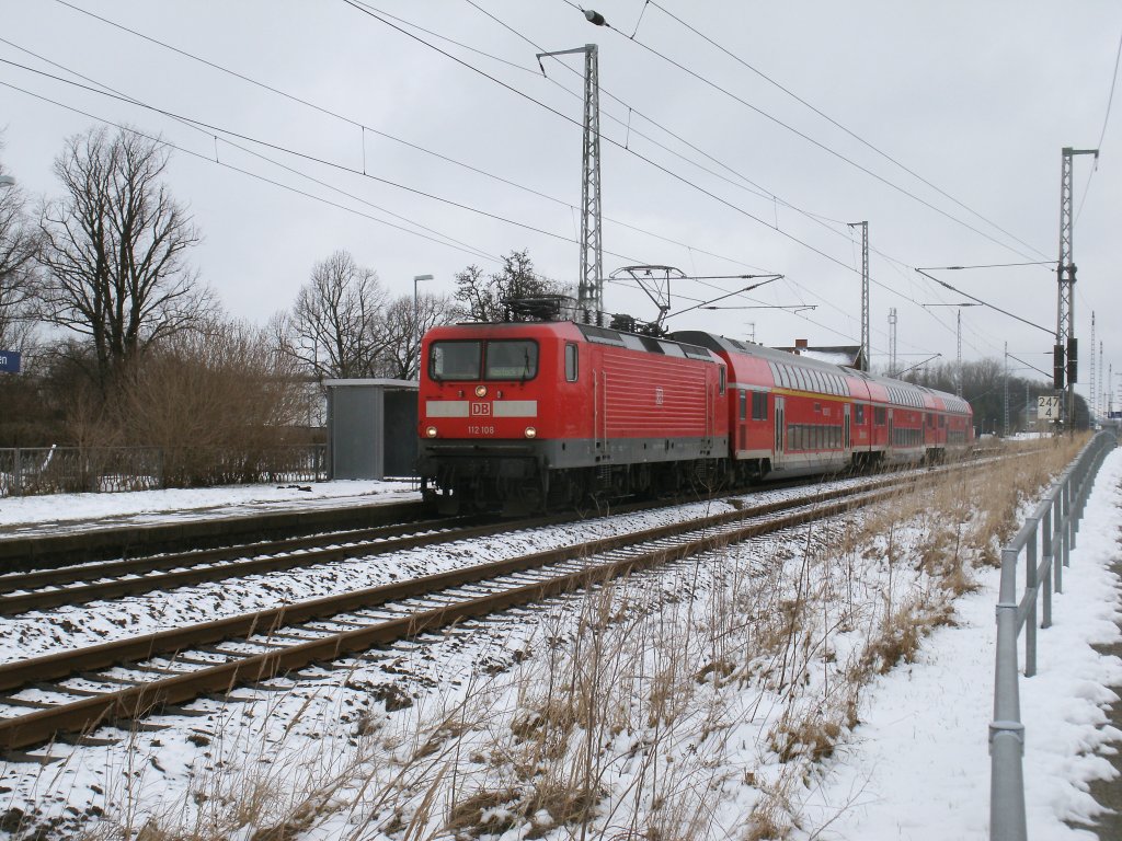 Auf der Fahrt,von Sassnitz nach Rostock,hielt 112 108 mit dem RE 13010,am 07.Februar 2013,in Teschenhagen.