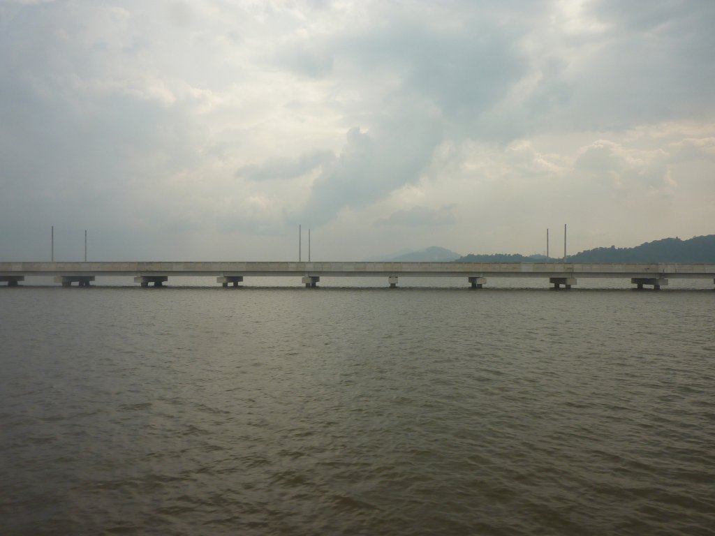 Auf fast zwei Kilometern fhrt die neue Bahnstrecke von Kuala Lumpur nach Padang Besar aufgestndert ber einen See in der Nhe von Taiping. Aufgenommen am 14.01.2013.